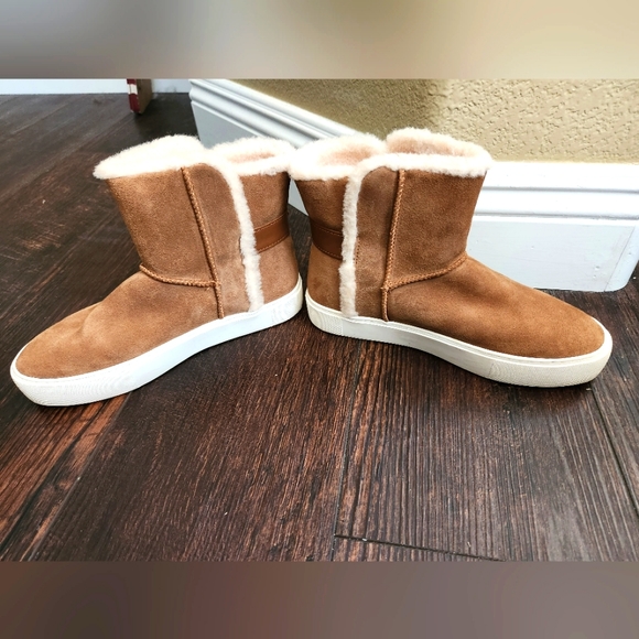 Women's UGG Boots, Size 8 - Picture 3 of 9